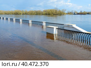 Половодье. Затопленная набережная реки Сож, Гомель, Беларусь (2023 год). Стоковое фото, фотограф Ольга Коцюба / Фотобанк Лори