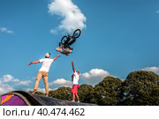 Young man doing tricks in the air on a BMX bike. BMX rider (2018 год). Редакционное фото, фотограф Iva Noel / Фотобанк Лори
