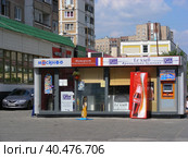 Торговая палатка "Мосинфо". Французская булочная-кондитерская Le Хлеб. Пронская улица. Район Выхино-Жулебино. Город Москва (2011 год). Редакционное фото, фотограф lana1501 / Фотобанк Лори