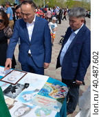 Аким города Аксу Дюсимбинов Нурлан Шайхслямович на празднике День единства народов Казахстана в городском парке (2022 год). Редакционное фото, фотограф Владимир Абакумов / Фотобанк Лори