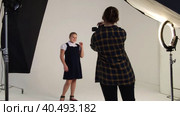 Девочка позирует на фотосессии для каталога и маркетплейсов. A girl poses at a photo shoot for a catalog and marketplaces. Стоковое видео, видеограф Мария / Фотобанк Лори