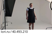Девочка позирует на фотосессии для каталога и маркетплейсов. A girl poses at a photo shoot for a catalog and marketplaces. Стоковое видео, видеограф Мария / Фотобанк Лори