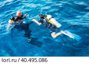 Diver instructor with a girl tourist swim in the Red Sea. Стоковое фото, фотограф Артем Курутин / Фотобанк Лори