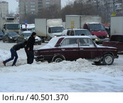 Молодые люди толкают заглохший на дороге автомобиль. Щелковское шоссе. Район Северное Измайлово. Город Москва (2013 год). Редакционное фото, фотограф lana1501 / Фотобанк Лори