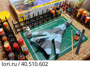 Сборная модель Су-24м — советский и российский тактический фронтовой бомбардировщик с крылом изменяемой стреловидности, созданный в ОКБ им. Сухого. (2023 год). Редакционное фото, фотограф Виктор Топорков / Фотобанк Лори