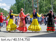 People hold hands, dancing in a circle. The annual national holiday of the Tatars and Bashkirs Sabantuy in the city park. (2019 год). Редакционное фото, фотограф Ирина Кононова / Фотобанк Лори