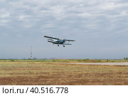 Волгоградская область, Средняя Ахтуба, Россия. Пейзаж, полёт лёгкого винтового пассажирского самолёта АН-2 в облачном небе. (2022 год). Редакционное фото, фотограф Андрей Цыганков / Фотобанк Лори
