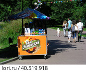 Продажа кваса "Очаковский" на розлив на улице. Екатерининский парк. Мещанский район. Город Москва (2012 год). Редакционное фото, фотограф lana1501 / Фотобанк Лори