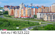 Городское движение на улице Академика Крылова, город Чебоксары, крупный план (2023 год). Стоковое видео, видеограф Евгений Горбунов / Фотобанк Лори