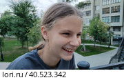 Девочка подросток смеется. Общение с друзьями и веселые прогулки по городу. Детский заразительный смех. Крупный план, портрет. Счастливый и радостный человек. A teenage girl laughs. Chat with friends and have fun walking around the city. Children's infectious laughter. Close-up, portrait. A happy and joyful person. Стоковое видео, видеограф Ирина / Фотобанк Лори