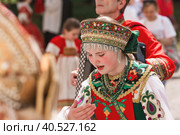 Russian folk traditions. Folk festivals. Children in beautiful Russian traditional outfits sing songs, dance and lead a round dance in Tsaritsyno Park. National Russian clothes. Sundresses and kokoshniks. (2023 год). Редакционное фото, фотограф Photojuli / Фотобанк Лори