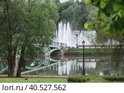 Light and music fountain on a spring morning. Natural Museum-reserve "Tsaritsyno". Fountain in Tsaritsyno Park. (2023 год). Редакционное фото, фотограф Photojuli / Фотобанк Лори