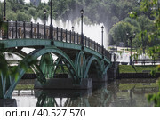 Light and music fountain on a spring morning. Natural Museum-reserve "Tsaritsyno". Fountain in Tsaritsyno Park. (2023 год). Редакционное фото, фотограф Photojuli / Фотобанк Лори