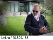 Слепоглухой скульптор Александр Сильянов (2023 год). Редакционное фото, фотограф Дмитрий Неумоин / Фотобанк Лори