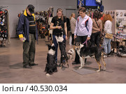A visitor with dogs at the White Nights exhibition (2014 год). Редакционное фото, фотограф Анна Кривицкая / Фотобанк Лори