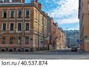 Басков переулок. Перекресток с улицей Радищева. Дом батальонной канцелярии и Офицерского собрания с квартирами для офицеров. Санкт-Петербург (2023 год). Редакционное фото, фотограф Александр Щепин / Фотобанк Лори