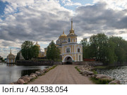 Тверская область. Осташков. Монастырь Нило-Столобенская (Нилова) пустынь. Богоявленский собор, церковь Преподобного Нила и церковь Петра и Павла. Центральный вход (2023 год). Редакционное фото, фотограф Литвяк Игорь / Фотобанк Лори