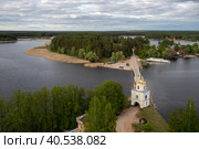 Тверская область. Монастырь Нило-Столобенская (Нилова) пустынь. Вид на Светлицкую башню со смотровой площадки (2023 год). Редакционное фото, фотограф Литвяк Игорь / Фотобанк Лори