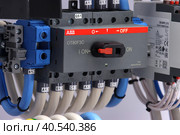 Электрический рубильник компании ABB для переключения режимов работы в электрическом распределительном щите для Умного дома. (2023 год). Редакционное фото, фотограф Нелик Дулатов / Фотобанк Лори
