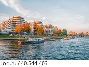 Luxurious apartments in St. Petersburg, Russia. View across the Malaya Nevka river. (2020 год). Редакционное фото, фотограф Саблин Станислав / Фотобанк Лори