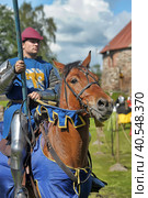 A knight with a spear on a horse at the Russian Fortress festival of historical reconstruction (2014 год). Редакционное фото, фотограф Анна Кривицкая / Фотобанк Лори