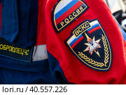 Крупным планом нашивки и форма добровольца Всероссийского студенческого корпуса спасателей в городе Москве, Россия (2023 год). Редакционное фото, фотограф Николай Винокуров / Фотобанк Лори