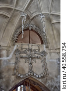 Czech Republic. Skulls and bones in the ossuary in Kutna Hora. Close up detailed view of Sedlec Ossuary, Church of Bones in Kutna Hora, decorated with real human skeleton bones. (2016 год). Редакционное фото, фотограф Анна Кривицкая / Фотобанк Лори