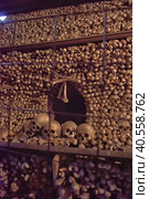 Candelabrum from human skulls and bones in the Ossuary at Sedlec near Kutna Hora, Czech Republic (2016 год). Редакционное фото, фотограф Анна Кривицкая / Фотобанк Лори
