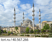 Beautiful Central Mosque of Imam Sarakhsi, mosque in Bishkek, Kyrgyzstan (2023 год). Редакционное фото, фотограф Валерия Попова / Фотобанк Лори