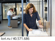 Man looking to buy new bathroom sink in harware store. Стоковое фото, фотограф Яков Филимонов / Фотобанк Лори