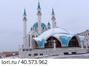 People under the Qol Sharif mosque in Kazan Kremlin. It was built in 1996-2005 in memory of the legendary 16th century mosque (2018 год). Редакционное фото, фотограф Анна Кривицкая / Фотобанк Лори