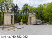 Essentuki, The main gate of the Resort Park on a cloudy day (2023 год). Редакционное фото, фотограф EugeneSergeev / Фотобанк Лори