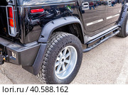 Колесо автомобиля Hummer с шиной на легкосплавном диске (2019 год). Редакционное фото, фотограф FotograFF / Фотобанк Лори