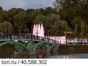 Light and music fountain on a summer evening. Natural Museum-reserve "Tsaritsyno". Colorful fountain in Tsaritsyno Park at night. (2023 год). Редакционное фото, фотограф Photojuli / Фотобанк Лори
