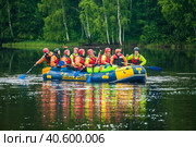 Сплав на лодке по реке Шуя в Карелии. Летний день. Редакционное фото, фотограф Сергей Цепек / Фотобанк Лори