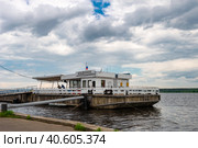 Пристань города Мышкин на реке Волга в ожидании теплоходов с туристами (2022 год). Редакционное фото, фотограф Pukhov K / Фотобанк Лори