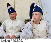 Французские солдаты в драгунских колпаках ( bonnet de police) или "фуражирных шапках" - "фуражирках". Фестиваль "Времена и эпохи" - московские сезоны. (2023 год). Редакционное фото, фотограф Татьяна Бакуменко / Фотобанк Лори
