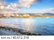 Каменистый пляж и солнечный порт, Черное море, Краснодарский край, Новороссийск (2022 год). Стоковое фото, фотограф Baturina Yuliya / Фотобанк Лори