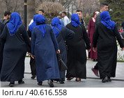 Unidentified Turkish women in traditional Islamic clothing on the streets of the city (2018 год). Редакционное фото, фотограф Анна Кривицкая / Фотобанк Лори