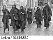 Unidentified Turkish women in traditional Islamic clothing on the streets of the city (2018 год). Редакционное фото, фотограф Анна Кривицкая / Фотобанк Лори