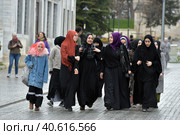 Unidentified Turkish women in traditional Islamic clothing on the streets of the city (2018 год). Редакционное фото, фотограф Анна Кривицкая / Фотобанк Лори