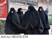 Unidentified Turkish women in traditional Islamic clothing on the streets of the city (2018 год). Редакционное фото, фотограф Анна Кривицкая / Фотобанк Лори
