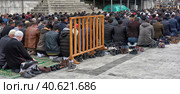 Muslim performing Friday prayers on the streets of Istanbul (2018 год). Редакционное фото, фотограф Анна Кривицкая / Фотобанк Лори