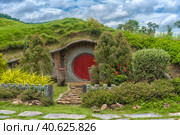 Hobbit door of hobbit hole in Hobbiton (2018 год). Редакционное фото, фотограф Анна Кривицкая / Фотобанк Лори