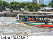 Tourists boats on Chao Phraya river, , Thailand. Bangkok City is nicknamed Asian Venice. (2018 год). Редакционное фото, фотограф Анна Кривицкая / Фотобанк Лори