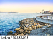 Камни у Храма Петра и Февронии, Черное море на закате, набережная Адмирала Серебрякова, Краснодарский край, Новороссийск (2022 год). Стоковое фото, фотограф Baturina Yuliya / Фотобанк Лори