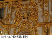 Gold stucco on the walls of the palace (2012 год). Редакционное фото, фотограф Анна Кривицкая / Фотобанк Лори