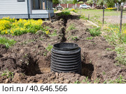 Дренажный колодец для сбора вод на дачном участке, монтаж. Стоковое фото, фотограф Кекяляйнен Андрей / Фотобанк Лори