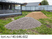 Куча песка и щебенки перед домом на дачном участке. Стоковое фото, фотограф Кекяляйнен Андрей / Фотобанк Лори