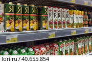 Packages with juices and nectars on the shelves in the supermarket (2015 год). Редакционное фото, фотограф Анна Кривицкая / Фотобанк Лори